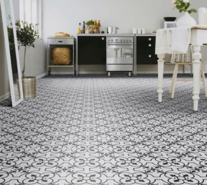 Cucina con pavimento vinilico.