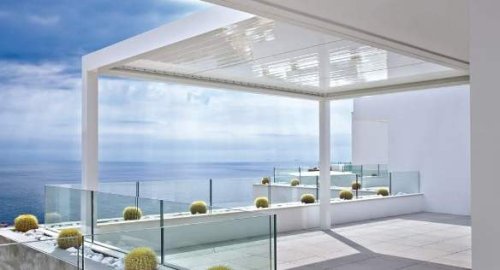 Un esempio di pergola bioclimatica addossata