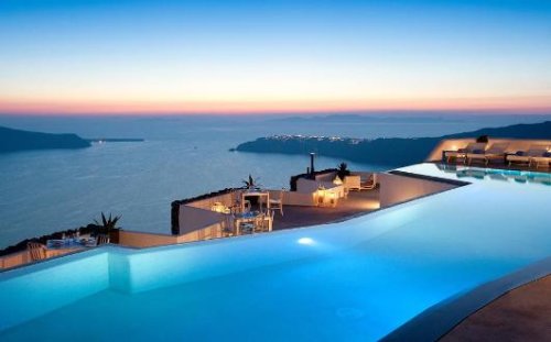 Una bellissima piscina a sfioro.