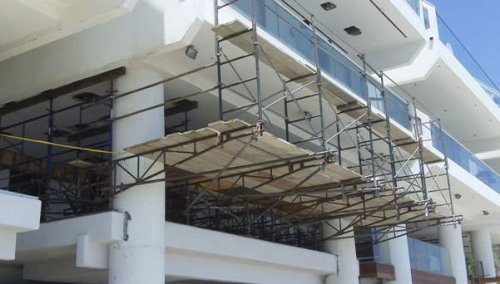 Un ponteggio noleggiato per la ristrutturazione degli esterni di un edificio.