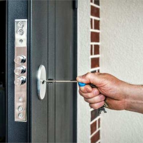 Porta blindata chiave per apertura serratura.
