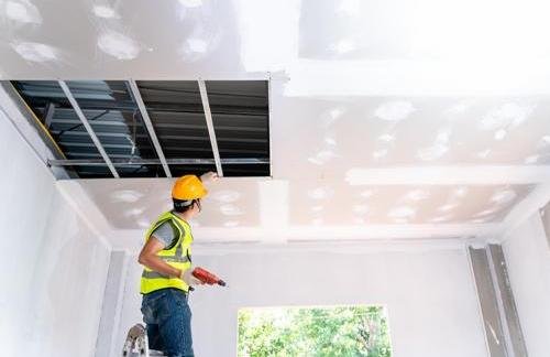 La realizzazione di un controsoffitto in cartongesso.