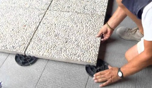 La messa in posa di un pavimento galleggiante.