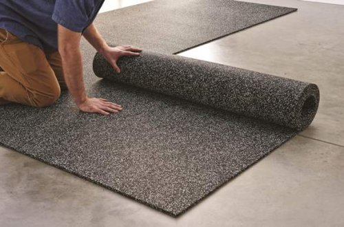 La posa di un pavimento in gomma in una palestra.