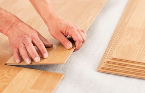 La posa di un pavimento in laminato.
