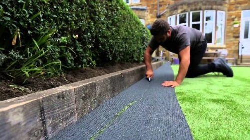 La messa in posa di un prato sintetico.