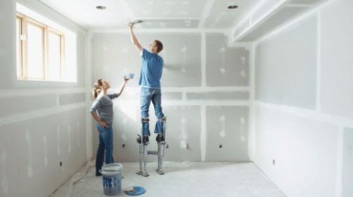 La posa e stuccatura di rivestimenti in cartongesso.