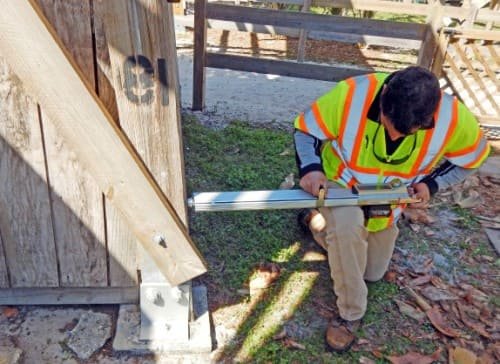 Il prelievo dei campuioni per la realizzazione di un'analisi resistografica.