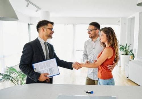 Un property manager con i nuovi inquilini di una casa in gestione