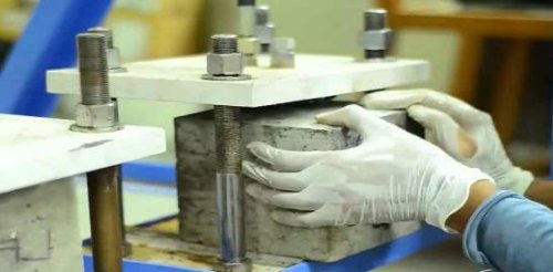 L'esecuzione di prove di compressione su un cubo di calcestruzzo.