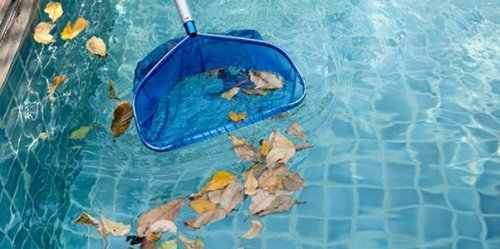 La pulizia di una piscina.