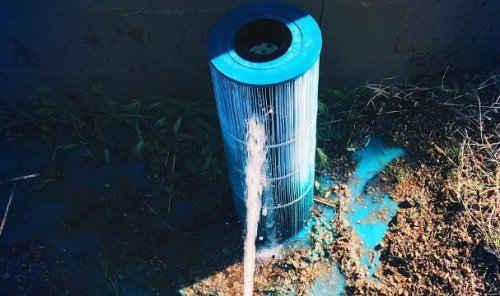 La pulizia esterna di un filtro a sabbia per piscine.