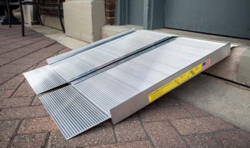 Una rampa mobile per disabili.