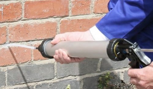 Realizzazione di una barriera chimica contro l'umidit&agrave; di risalita nel muro di una casa di Grosseto.