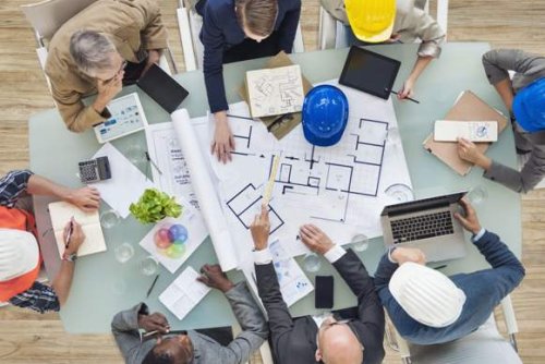 La realizzazione di un capitolato per dei lavori di ristrutturazione da parte di un team di tecnici.