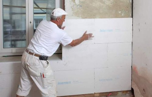 La realizzazione di un cappotto termico interno per coibentare un appartamento.