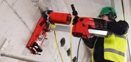 La realizzazione del carotaggio di una parete in calcestruzzo.