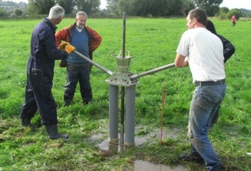 La realizzazione del carotaggio di un terreno.