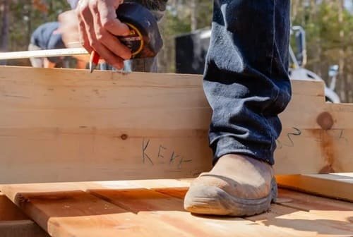 La realizzazione di una cassaforma da parte di un carpentiere edile.