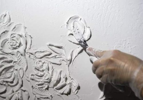 La realizzazione di una decorazione in cartongesso su parete.