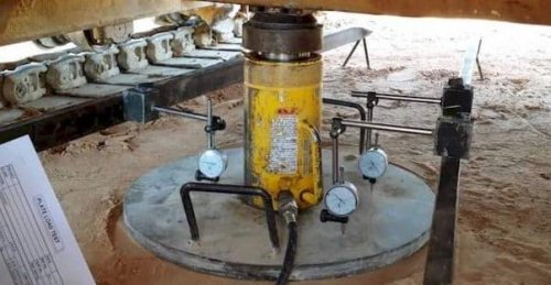 La realizzazione di una prova di carico su pali.