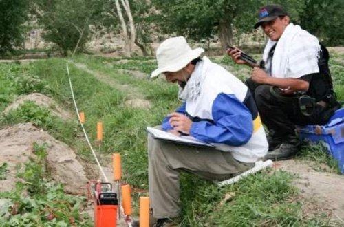 La realizzazione di una indagine geoelettriche da parte di due geologi