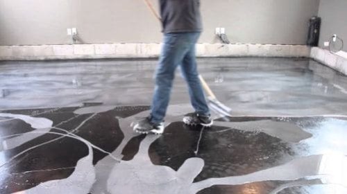 Realizzazione di un pavimento in resina in una casa di Bergamo.
