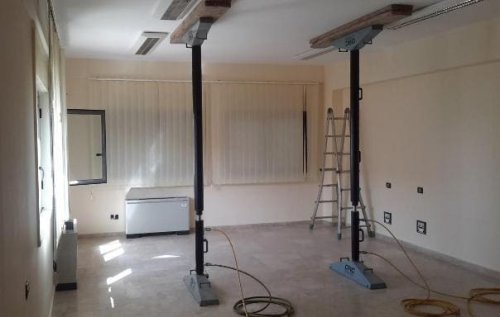 Realizzazione di prove di carico a spinta su solaio.