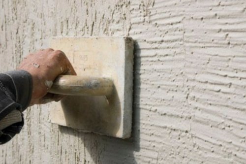 il dettaglio di una delle fasi di realizzazione di rivestimenti in gesso.