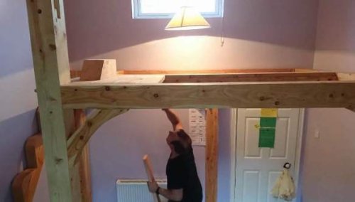 La realizzazione di un soppalco con struttura portante in legno.