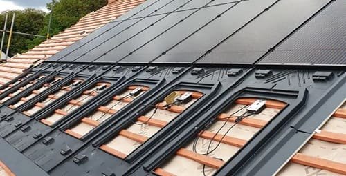 La realizzazione di un tetto con fotovoltaico integrato.