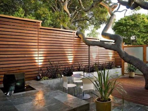 Un muro di recinzione in legno.