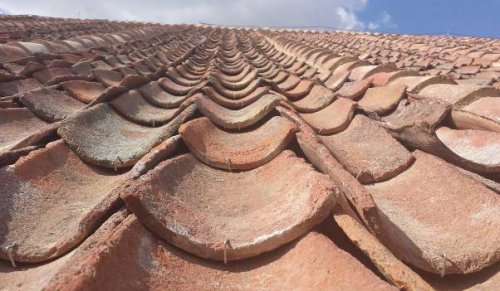 Il rifacimento delle coperture di un tetto a Napoli.