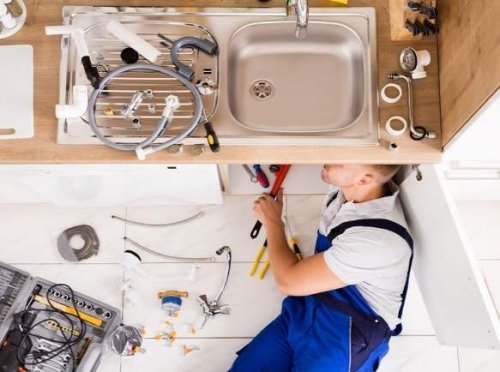 Il rifacimento dell'impianto idraulico di una cucina.