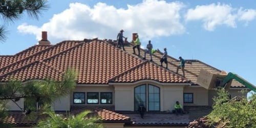 I lavori di rifacimento del tetto di una villa.