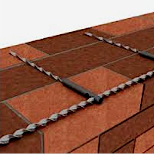 Immagine di struttura muraria incatenata con rinforzi metallici.