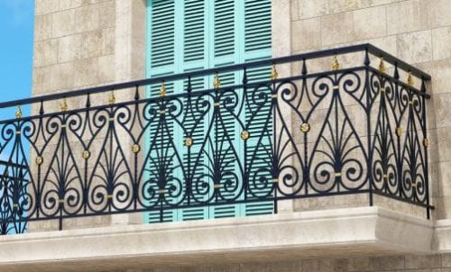 La ringhiera di un balcone in ferro battuto.