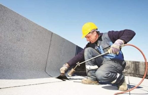 Riparazione della guaina isolante del lastrico solare di un condominio.