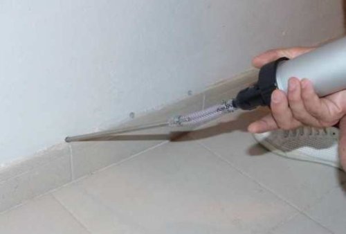 Iniezioni di materiale idrorepellente per il risanamento di un muro umido.