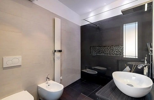 Un bagno ristrutturato con formula chiavi in mano a Imperia