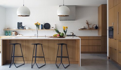 Ristrutturazione casa Abbiategrasso. Cucina con isola centrale.