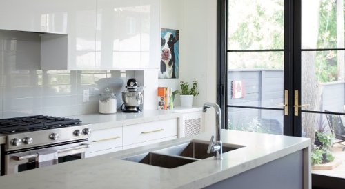 Ristrutturazione casa Cernusco sul Naviglio. Cucina ad isola.