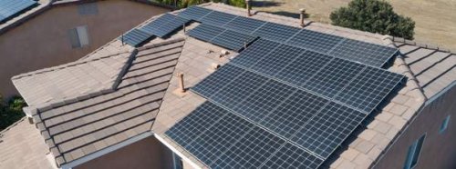 Una casa la cui ristrutturazione ha previsto l'installazione di un impianto fotovoltaico.