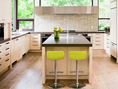Ristrutturazione casa Rho. Cucina con isola centrale.