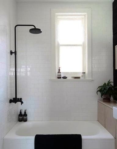 Ristrutturazione casa Senago. Dettaglio di un bagno rinnovato.