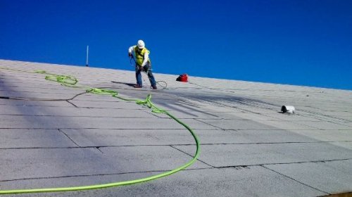 I lavori di ristrutturazione di un tetto a Segrate. 