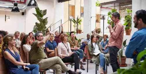 Una riunione di condominio presieduta da un amministratore.