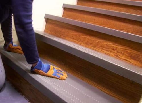 La posa di rivestimenti in legno per scale.