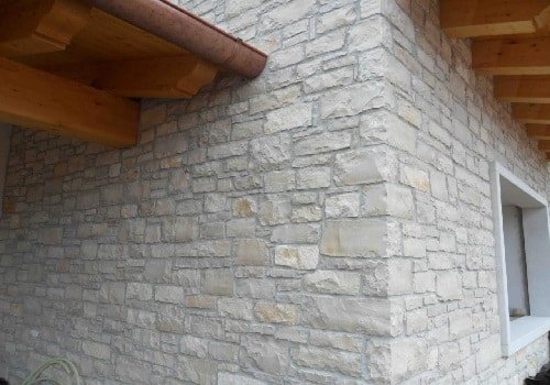 Un bellissimo rivestimento in pietra su casa di campagna