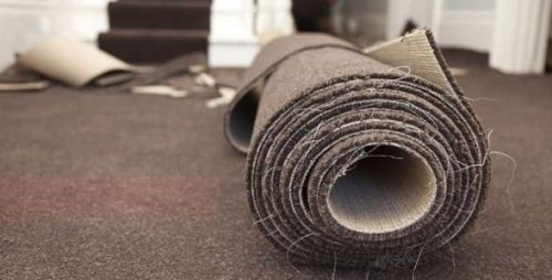 Un rotolo di moquette durante la posa.